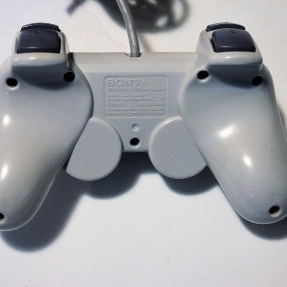 Dual Shock Controller in Gray - PlayStation - Picture 6 of 7